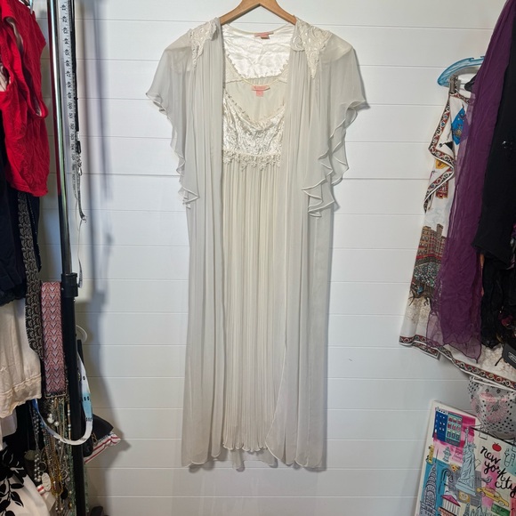 Flora Nikrooz Vintage Cream Lace Trim Robe and pleated nightgown Medium USA Made - Picture 1 of 16